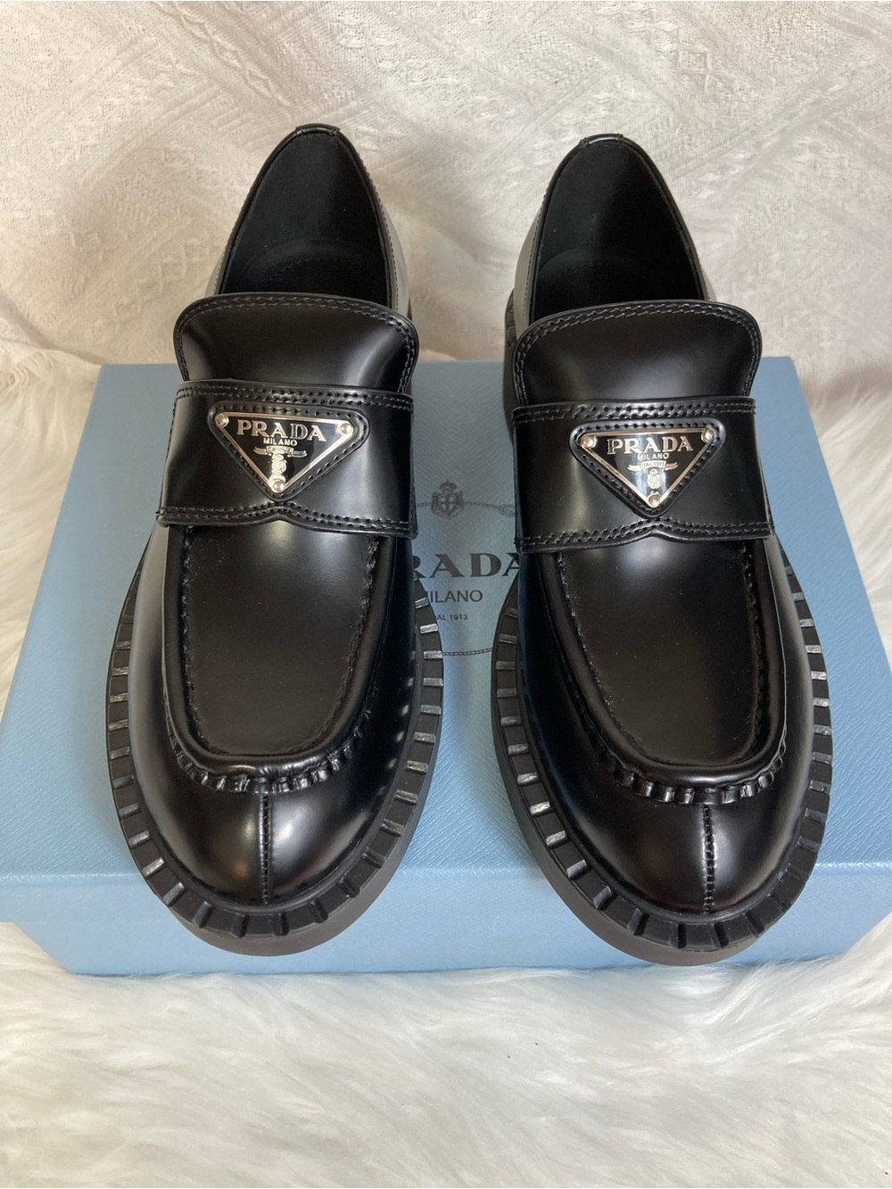 💕Prada Black Leather Logo-Plaque Loafers